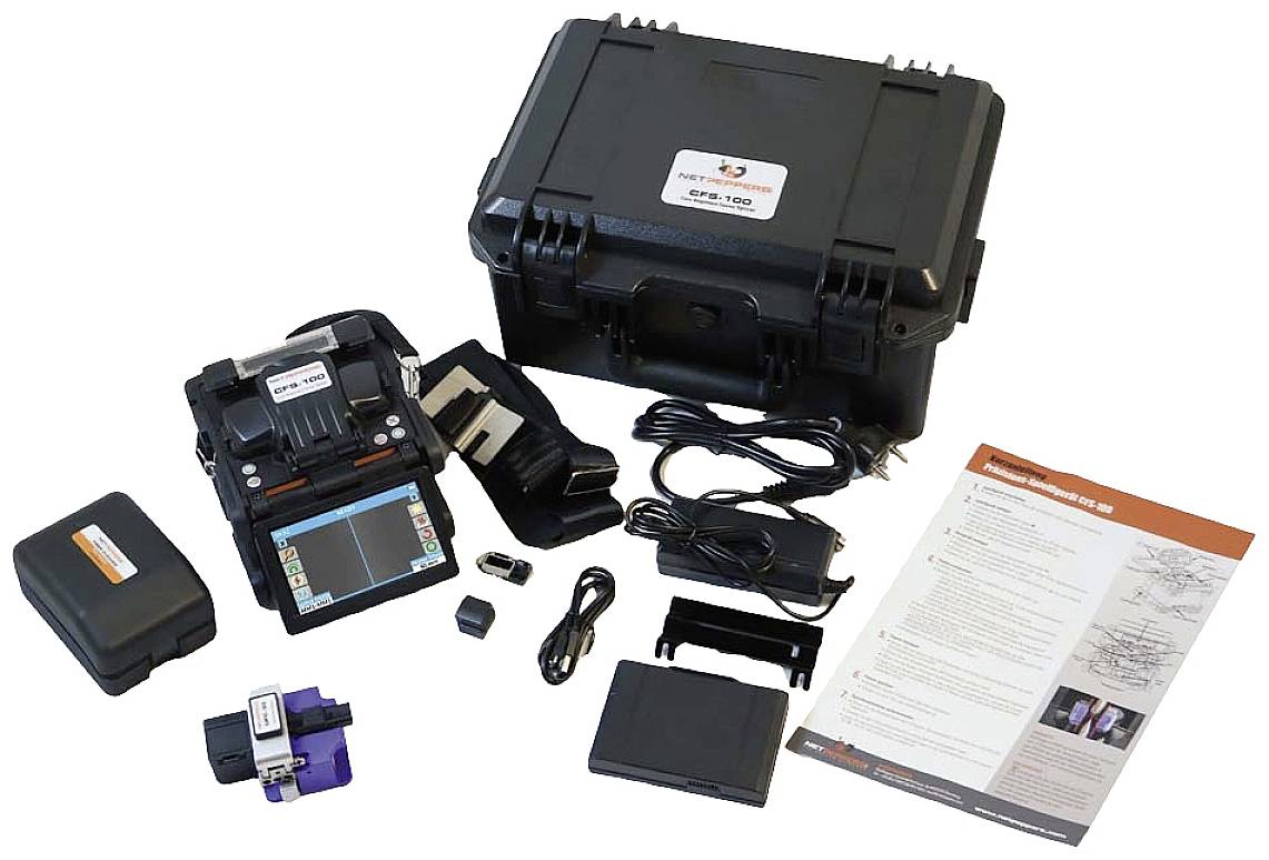 Przenośny spawacz światłowodowy z akcesoriami: futerał ochronny, kable, adaptery i instrukcja ułożone na stole. Idealny do instalacji światłowodowych.