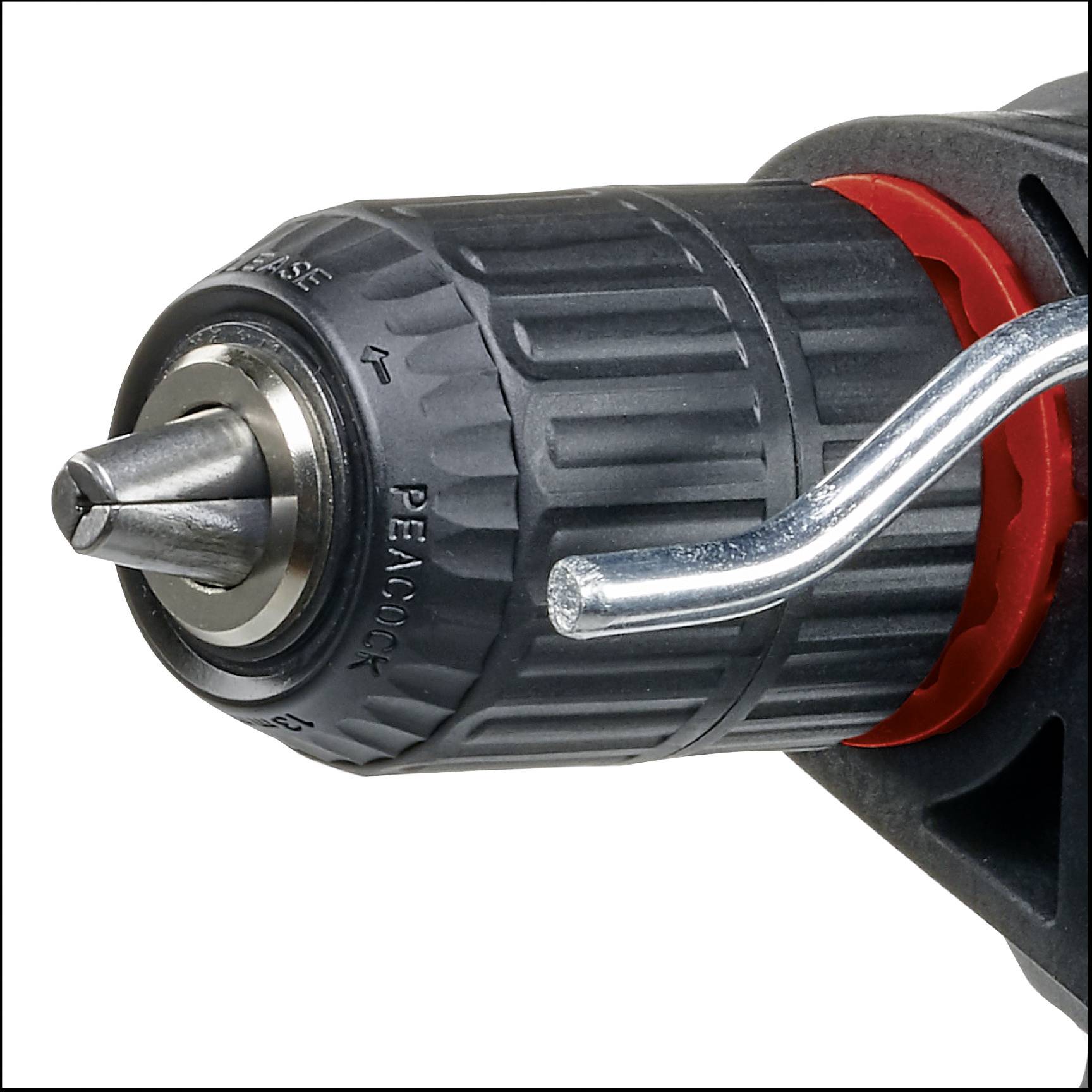 Zbliżenie uchwytu wiertarskiego z włożonym wiertłem i dźwignią zaciskową, gotowe do wiercenia.