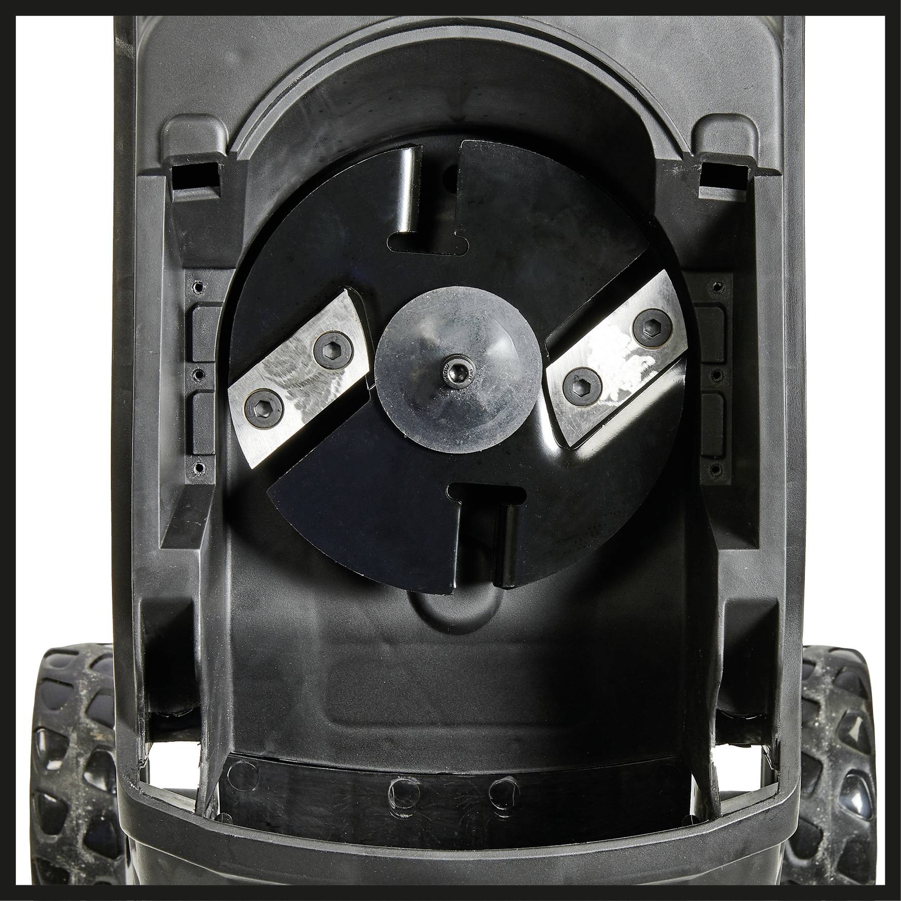 Spód kosiarki robotowej z widocznym obrotowym systemem ostrzy i solidnymi kołami przeznaczonymi do koszenia trawy.