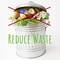 Kosz na śmieci, przepełniony odpadkami takimi jak jedzenie i plastik, jest przekreślony na czerwono. Poniżej widnieje zielony napis 'Reduce Waste'.