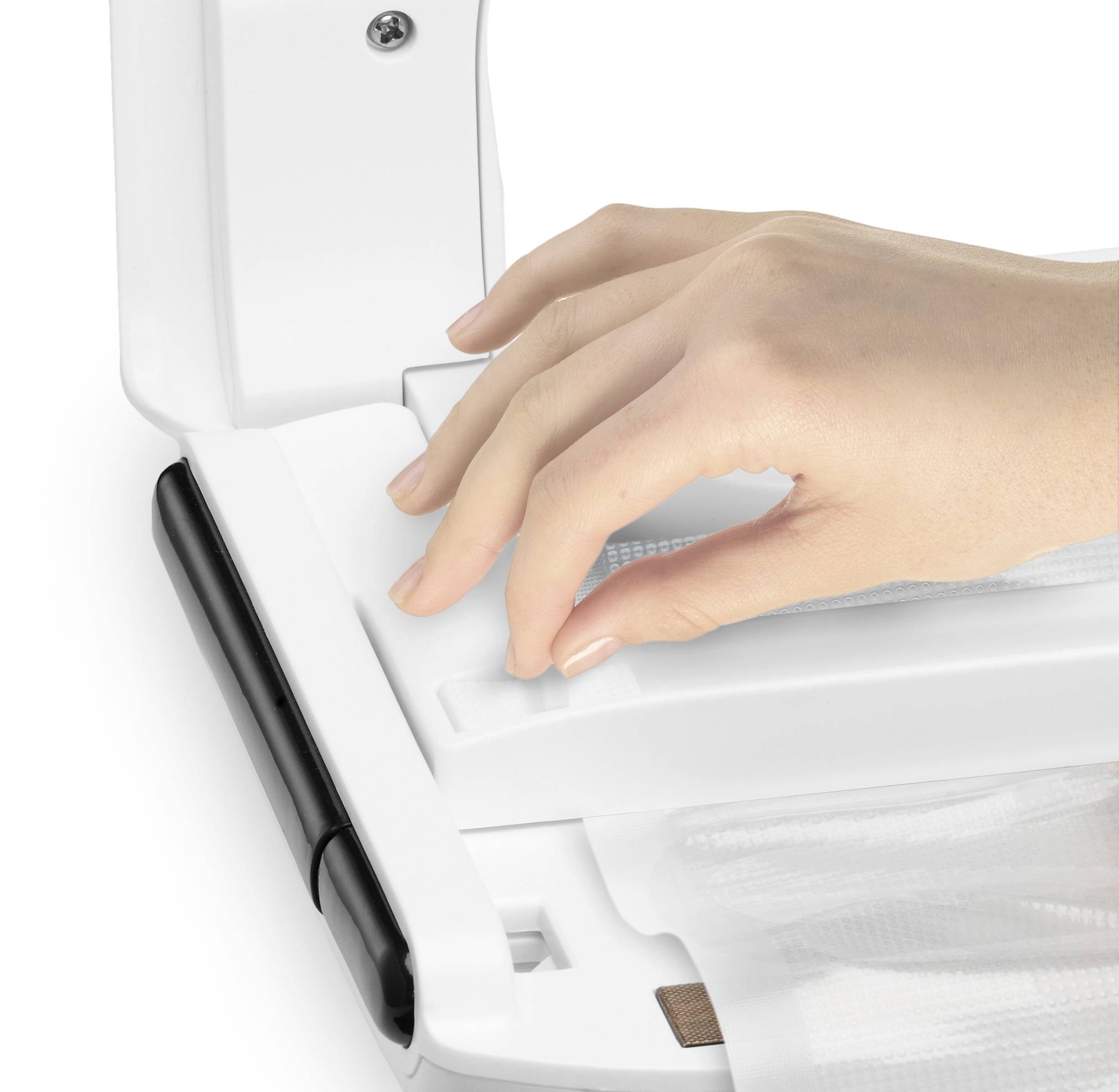 Dłoń wkłada kartkę do białego skanera, gotowa do zeskanowania.