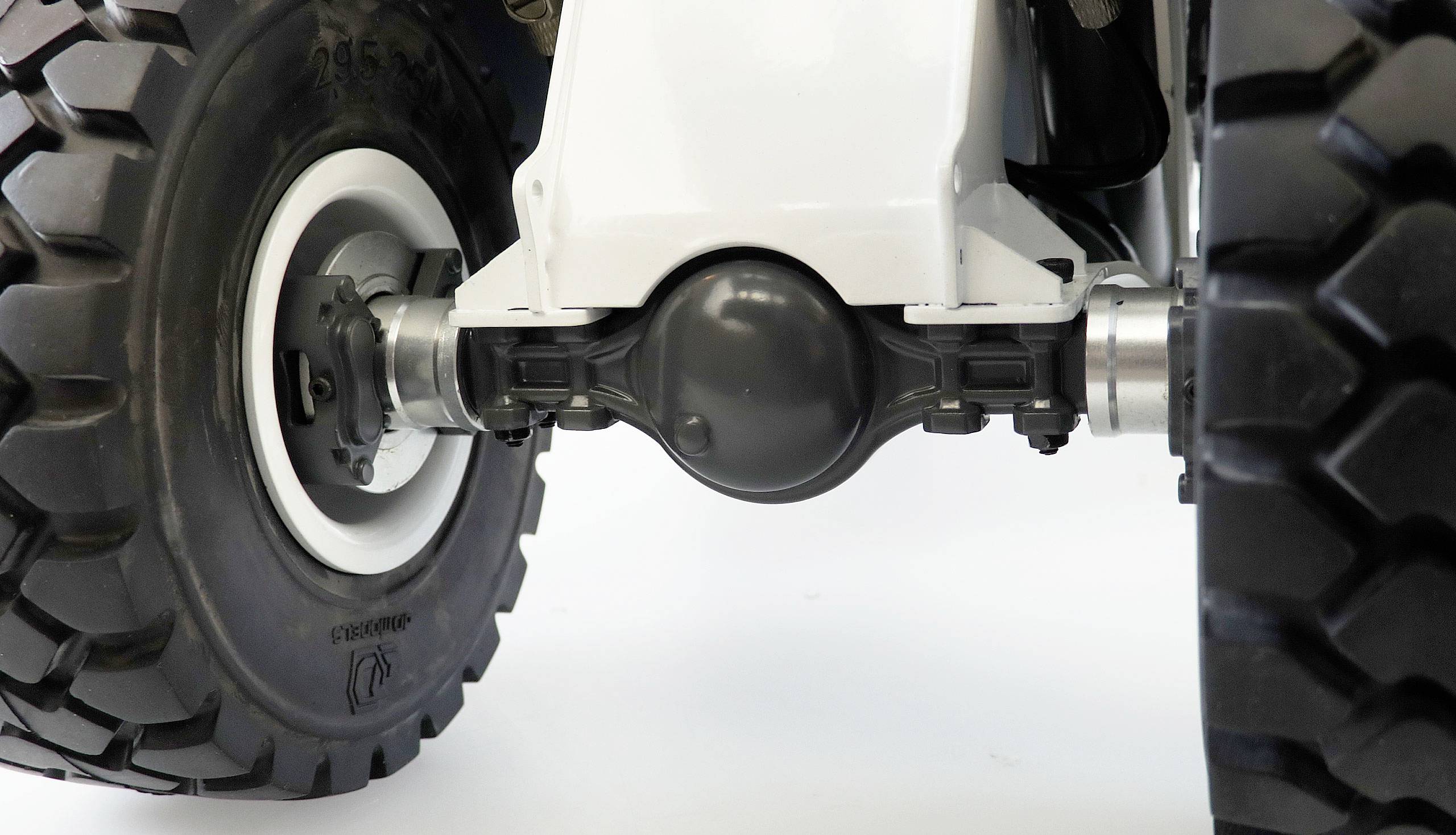 Zbliżenie pojazdu z dużymi, solidnie wyglądającymi oponami. Centralne zawieszenie koła jest widoczne i sprawia wrażenie stabilnego oraz funkcjonalnego.