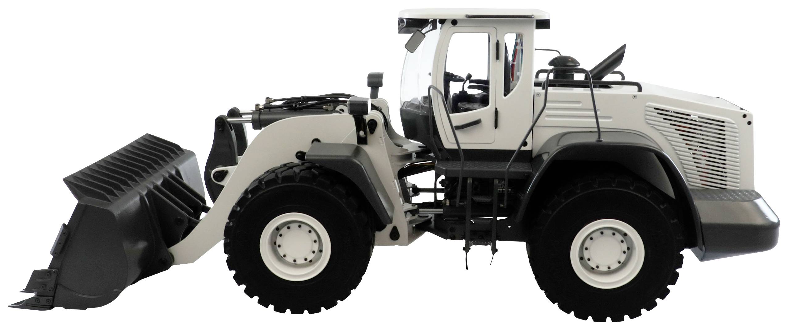 Ładowarka-koparka widziana z boku, w kolorze szaro-białym, z dużymi kołami i łyżką ładowniczą z przodu, na białym tle.