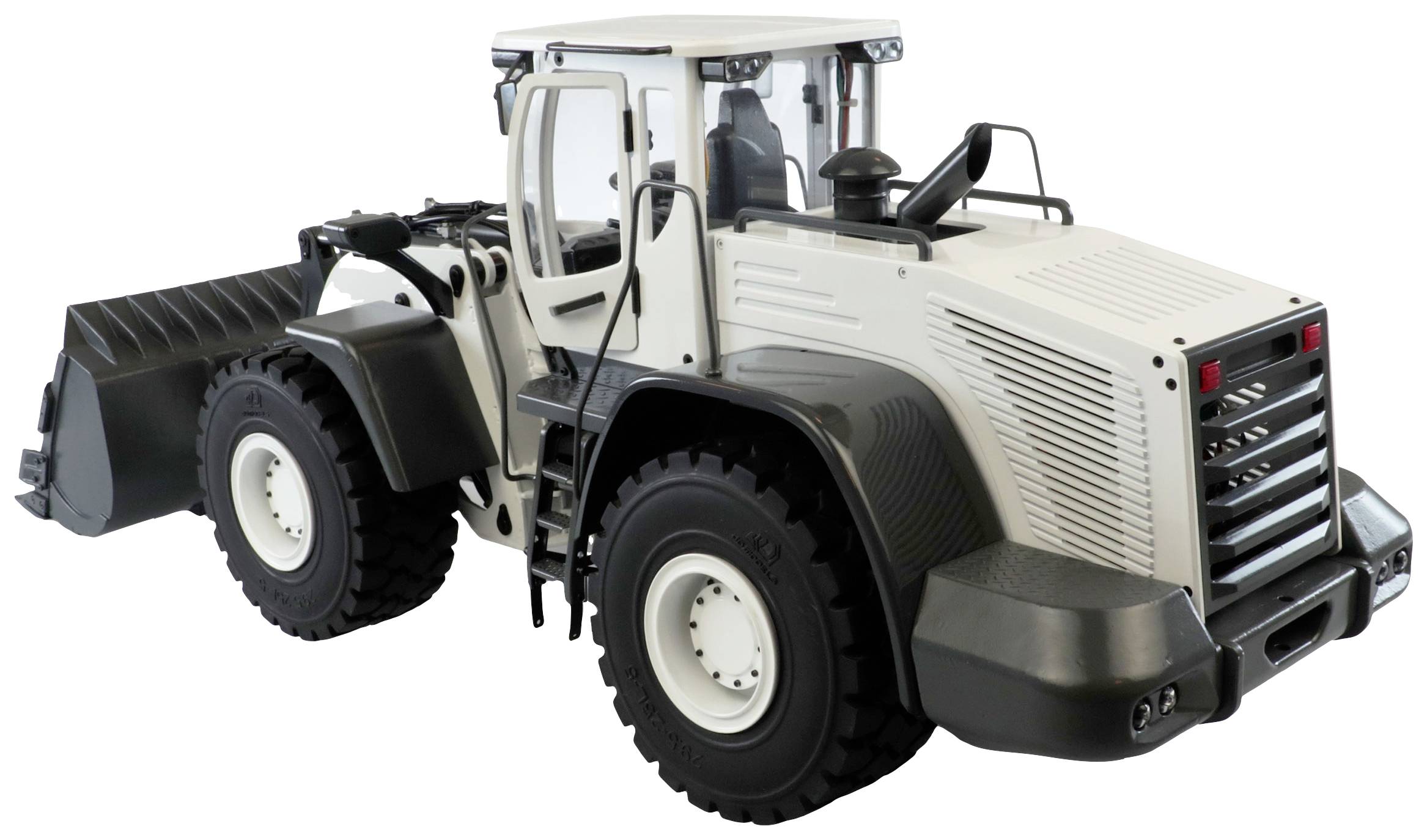 Biały ładowacz budowlany lub przemysłowy z dużą łyżką z przodu jest zaparkowany na płaskiej powierzchni.