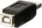 Adapter z wtyczką USB po jednej stronie i kwadratowym złączem po drugiej stronie, służący do łączenia różnych urządzeń.
