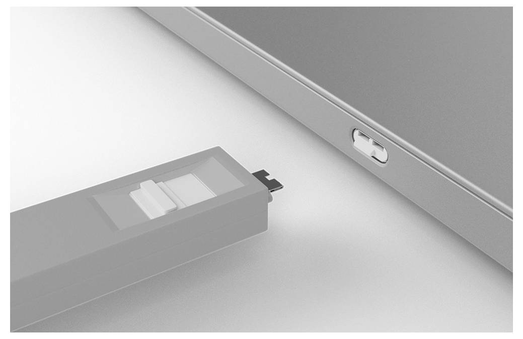 Pendrive USB jest wkładany do portu USB laptopa.