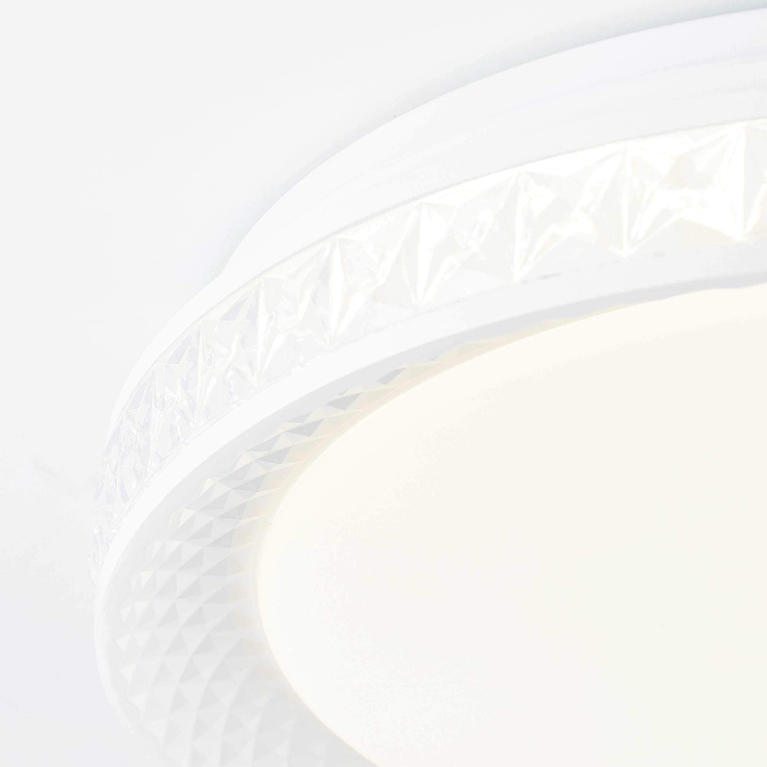 Lampa sufitowa z geometrycznym wzorem, wykonana z tworzywa sztucznego, dająca mleczne światło.