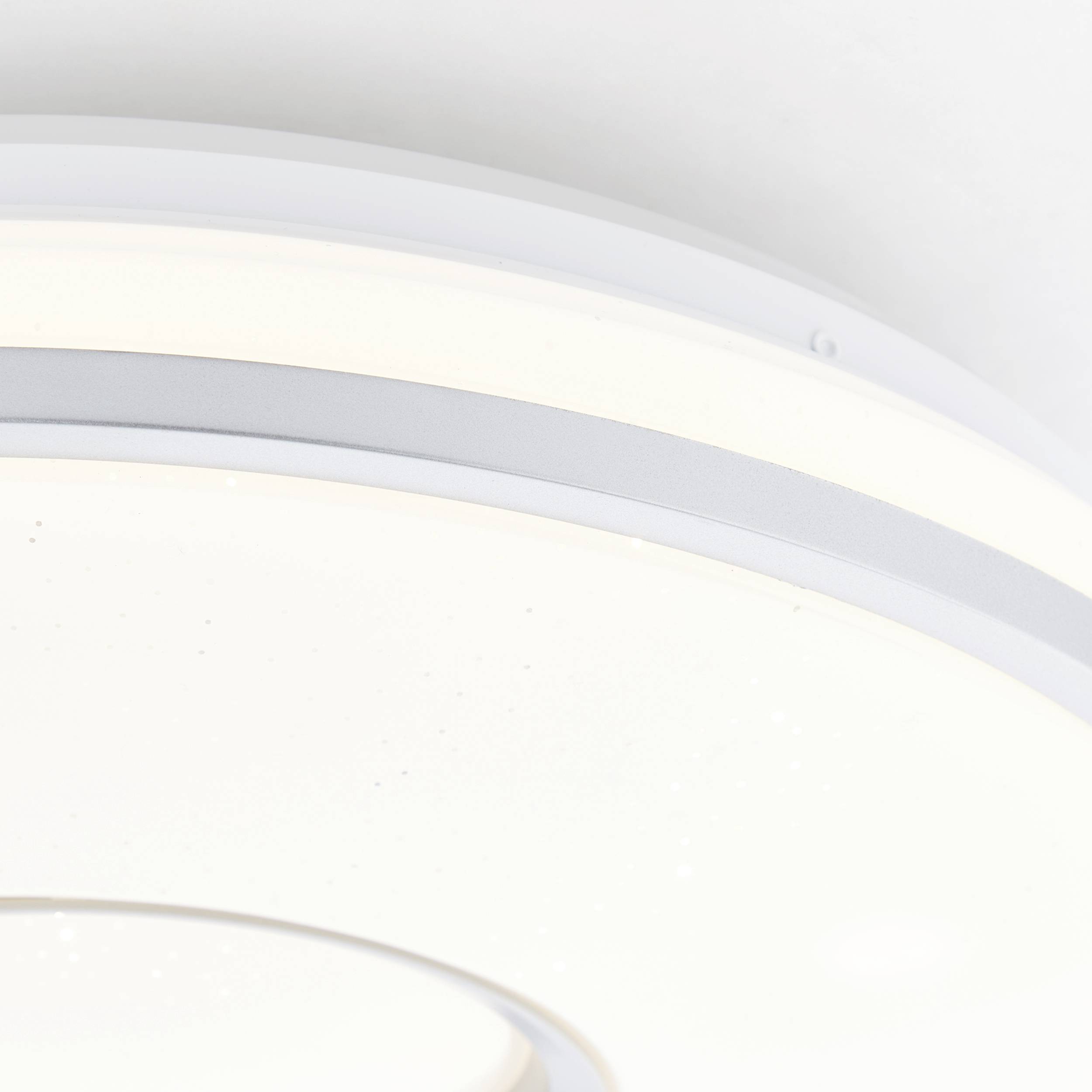 Okrągła lampa sufitowa o nowoczesnym designie z subtelnym oświetleniem, równomiernie rozproszonym na całej powierzchni.