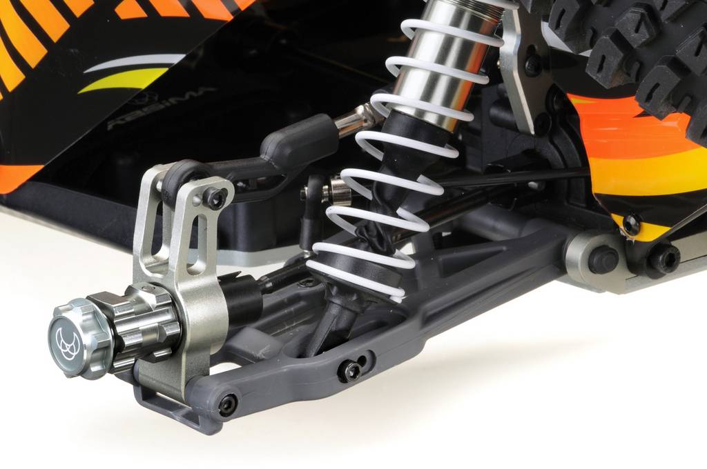 Zbliżenie systemu zawieszenia zdalnie sterowanego samochodu modelarskiego. Widoczne są amortyzatory, sprężyny oraz fragment nadwozia.