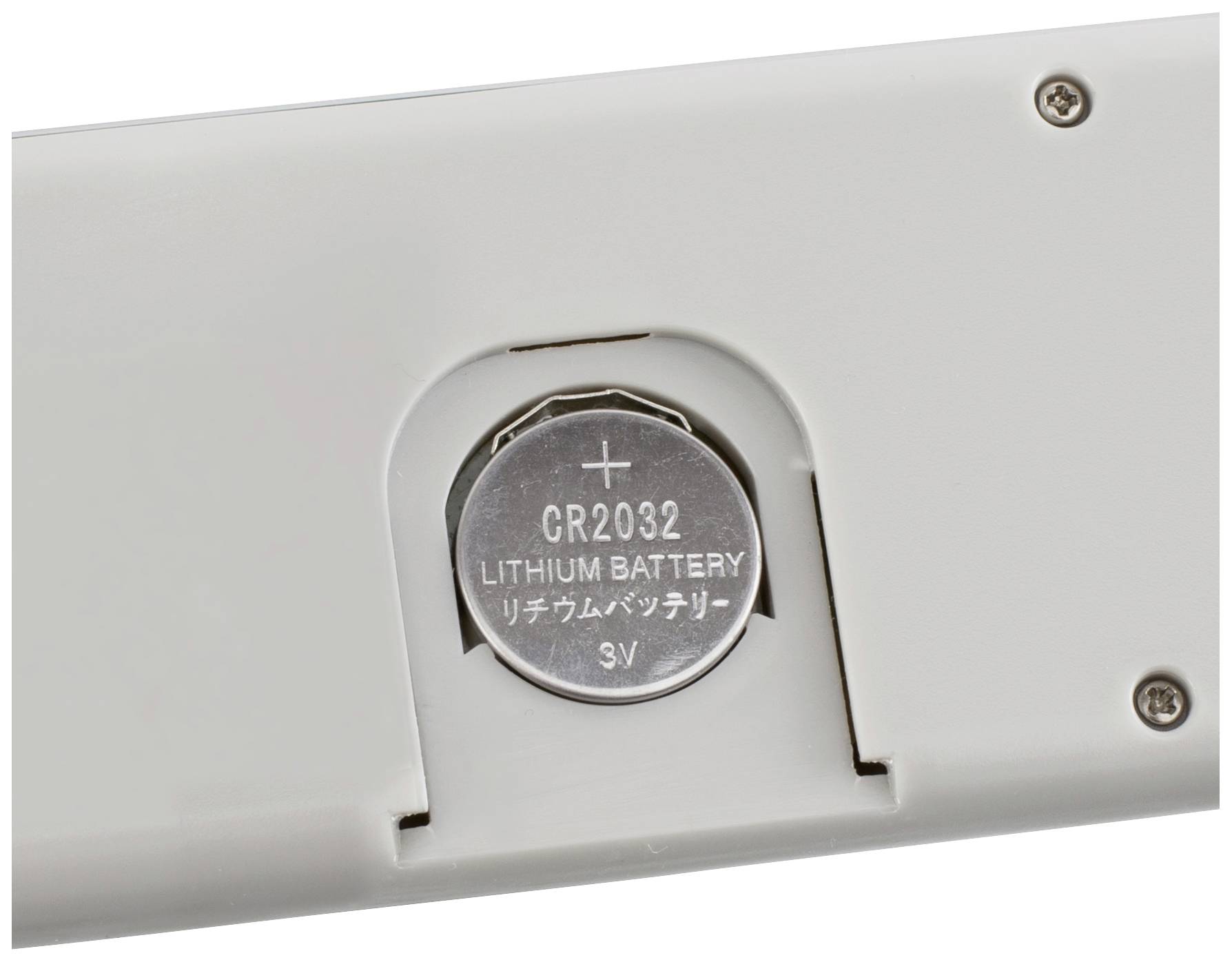 Srebrna bateria guzikowa litowa (CR2032) jest osadzona w białym uchwycie z tworzywa sztucznego.