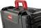 Czarny kuferek na narzędzia z czerwonym uchwytem, z logo marki na boku. Solidne i przenośne rozwiązanie do przechowywania narzędzi.