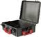 Czarny, otwarty walizka narzędziowa z czerwonym uchwytem, pusta, wykonana z wytrzymałego tworzywa sztucznego. Idealna do transportu i ochrony narzędzi.