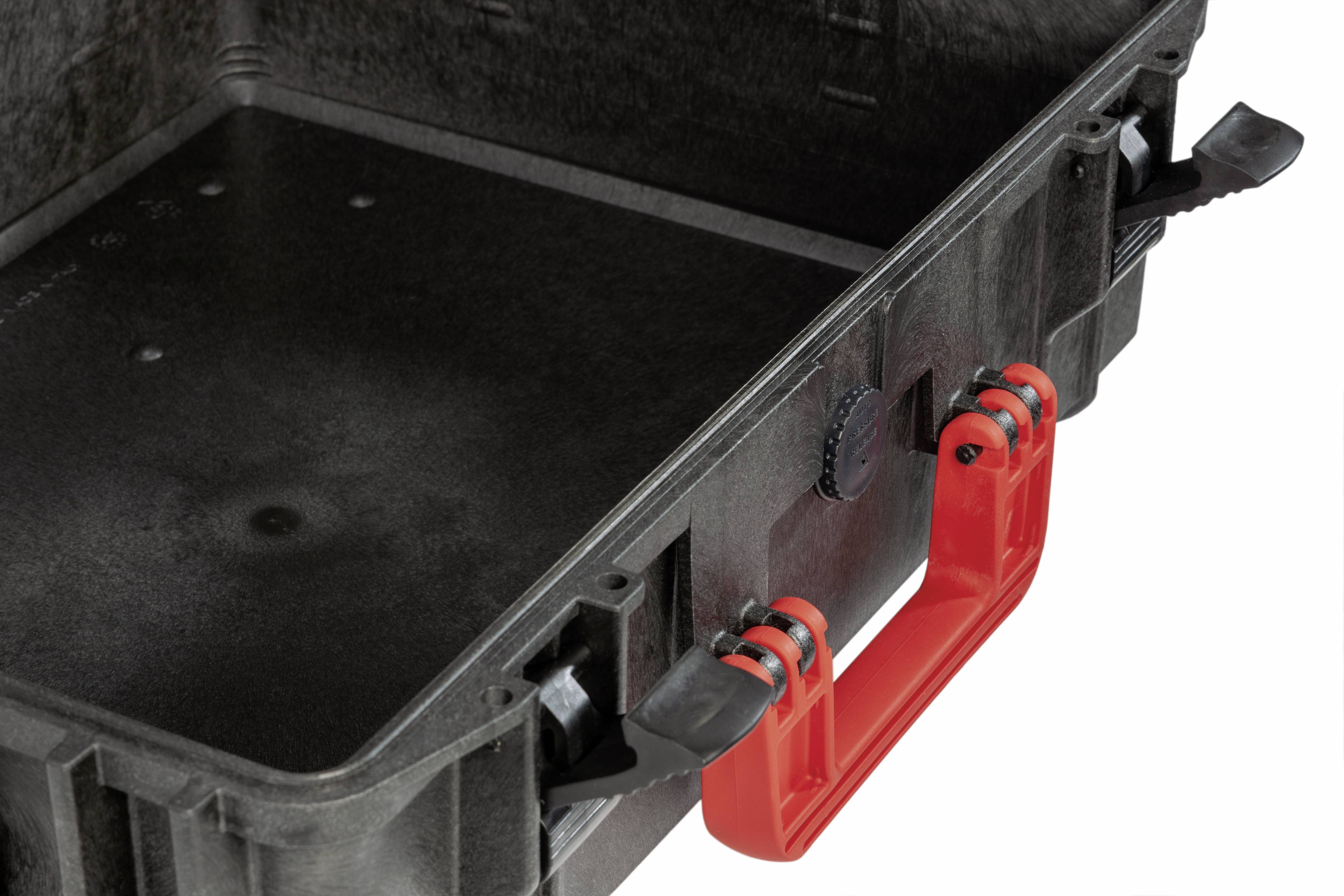 Czarny plastikowy kufer z otwartą pokrywą, wyposażony w czerwony uchwyt, spoczywający na solidnych zamknięciach umieszczonych po bokach.
