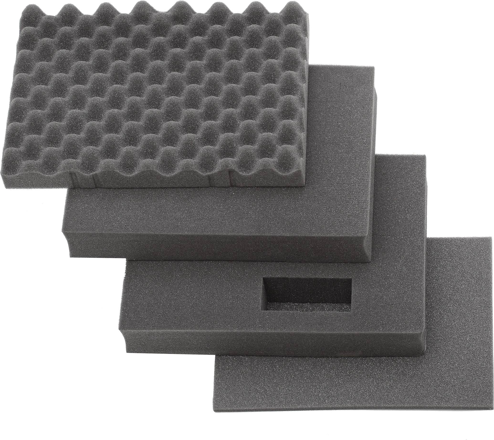 Cztery czarne płyty piankowe, jedna falista, jedna z prostokątnym wycięciem, ułożone jedna na drugiej na białym tle.