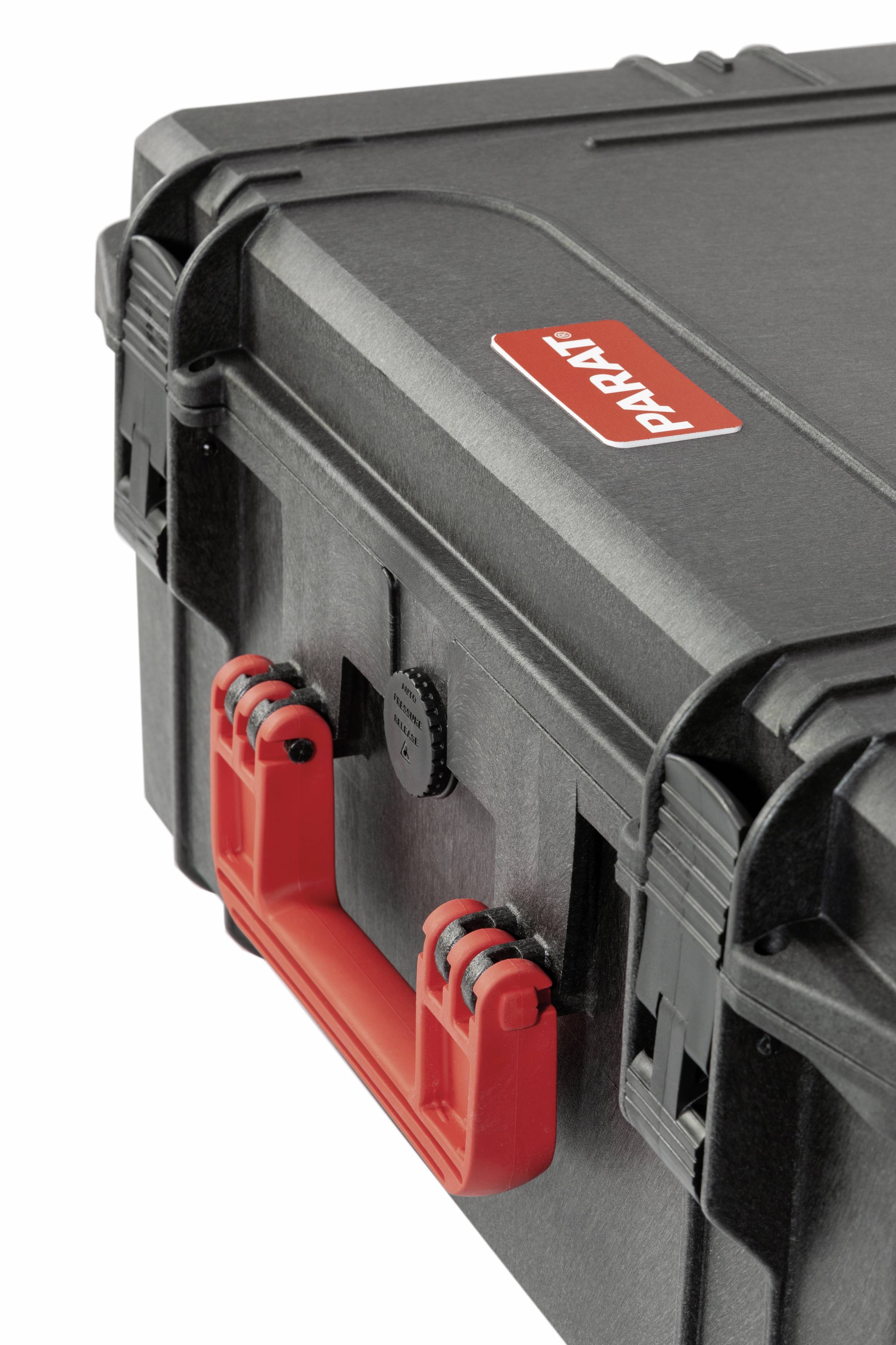 Czarny plastikowy kufer z czerwonym uchwytem i czerwonym logo 'PARAT'; wzmocnione narożniki zapewniające ochronę i bezpieczne przechowywanie.