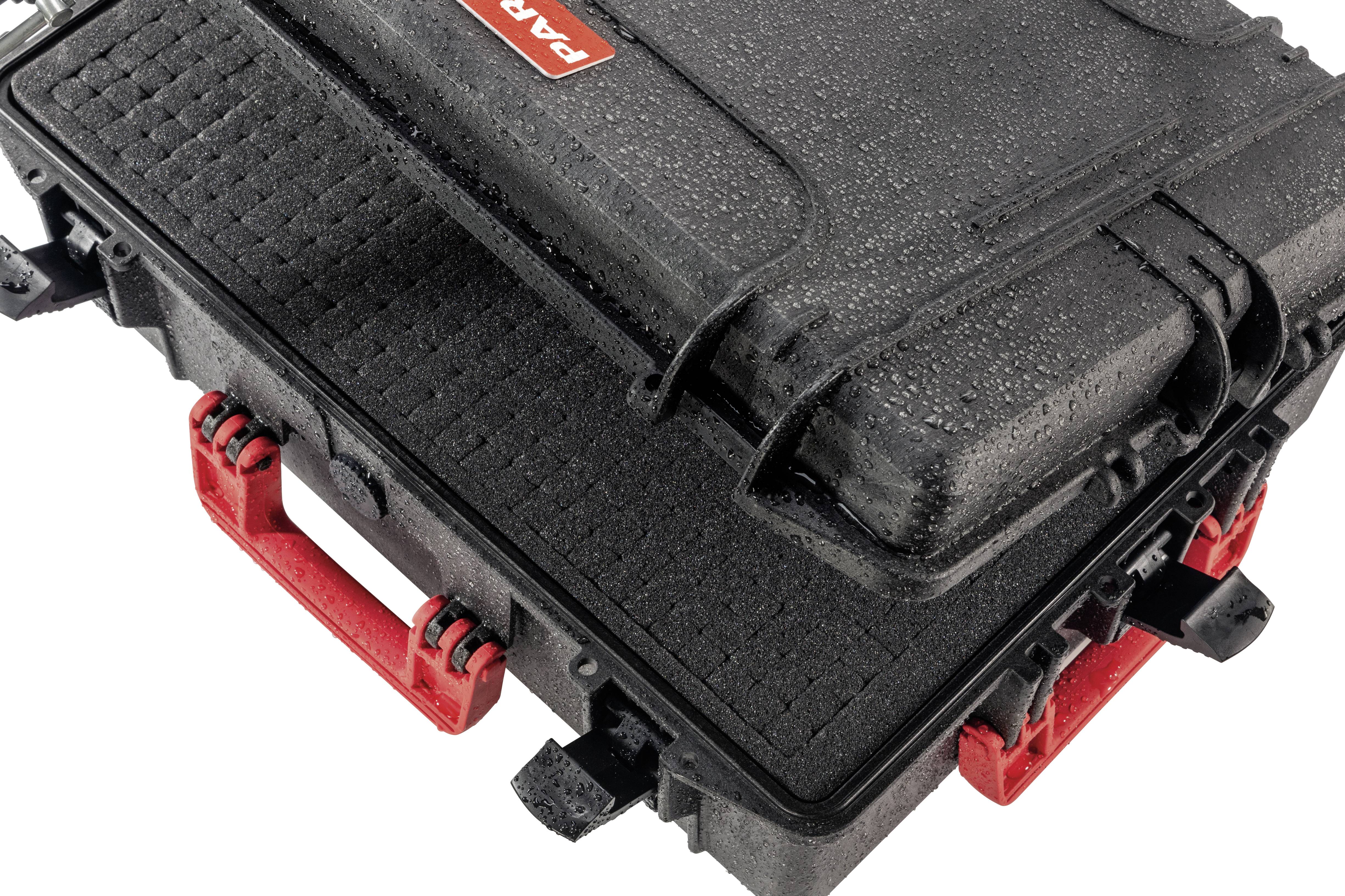 Czarny, wytrzymały kufer z czerwonym uchwytem i zamkami, lekko wilgotny od kropel wody.