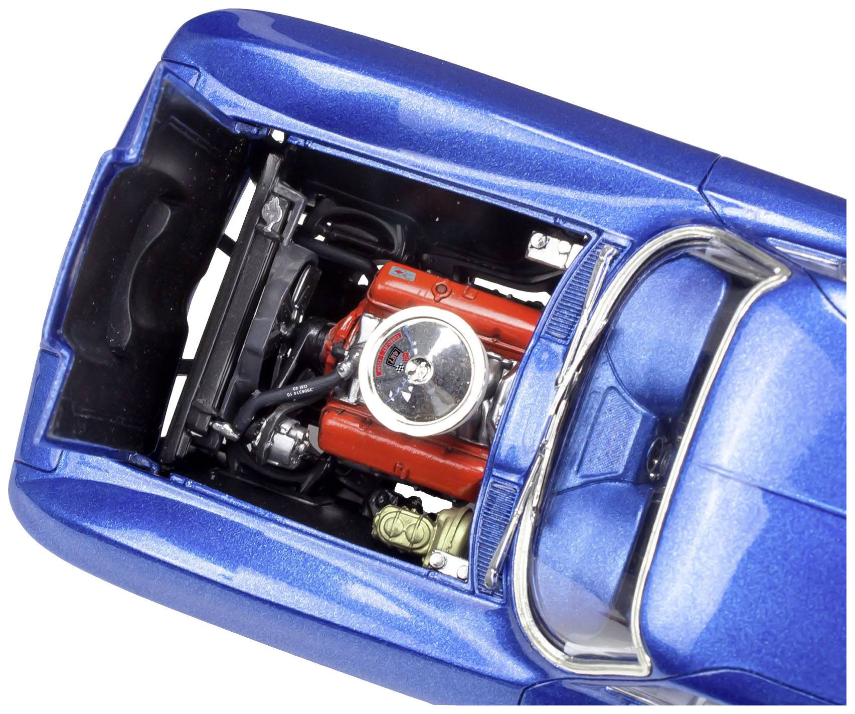 Niebieskie auto modelowe widziane z góry, silnik widoczny.