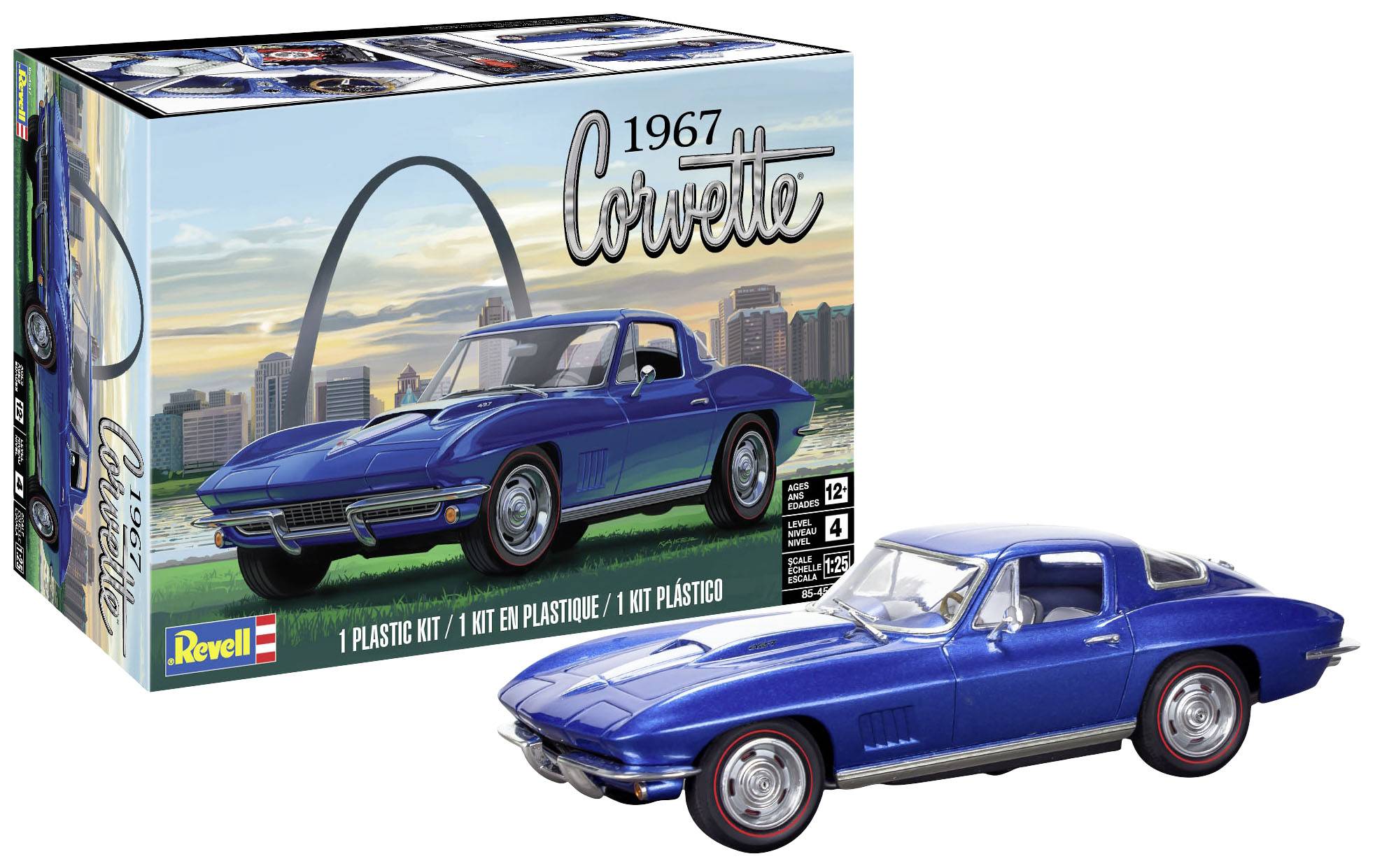 Pudełko zestawu modelarskiego '1967 Corvette' firmy Revell z niebieskim modelem samochodu przed nim i Bramą Łukową (Gateway Arch) w tle.