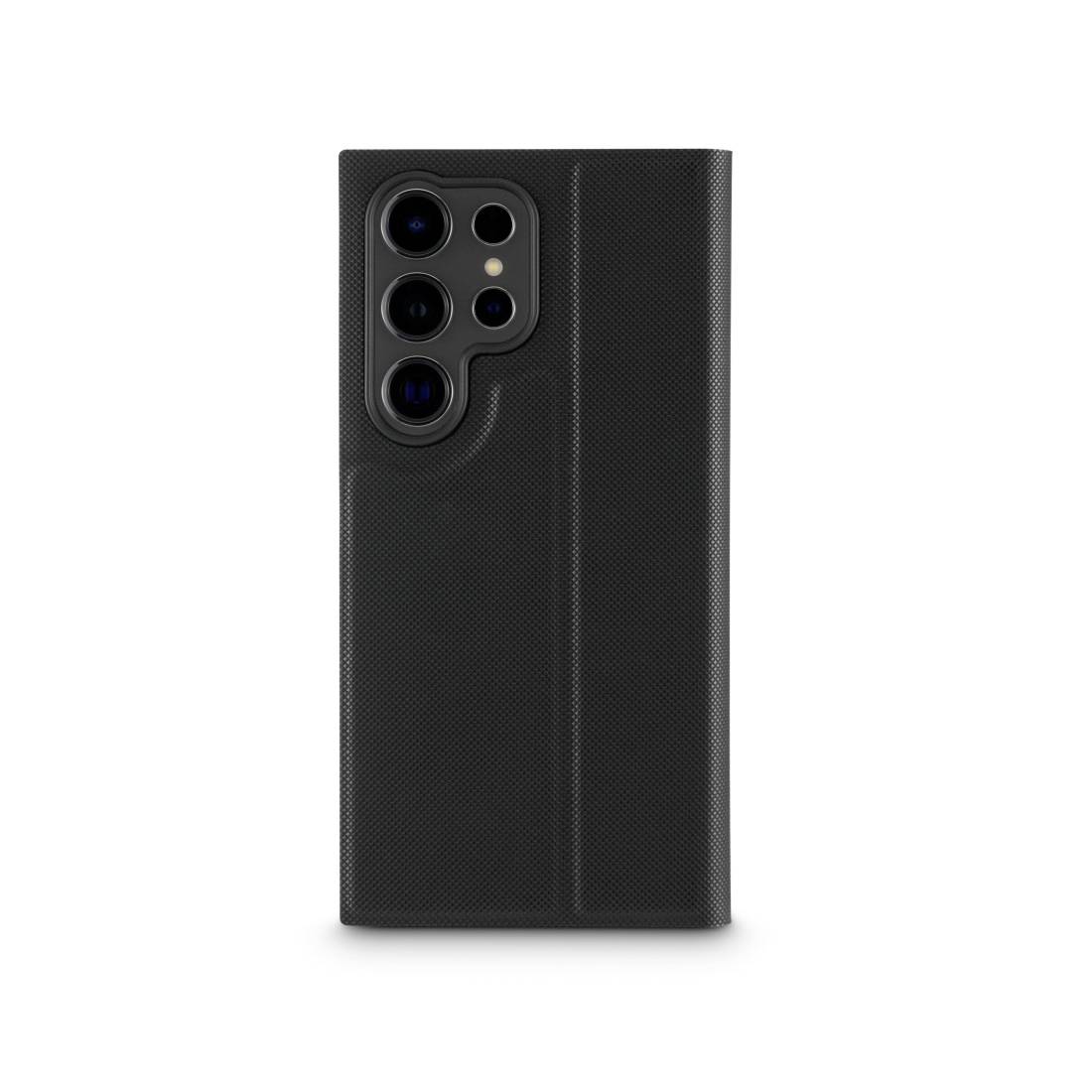 Czarny telefon z wieloma obiektywami aparatu na tylnej obudowie, umieszczony w ochronnym etui.