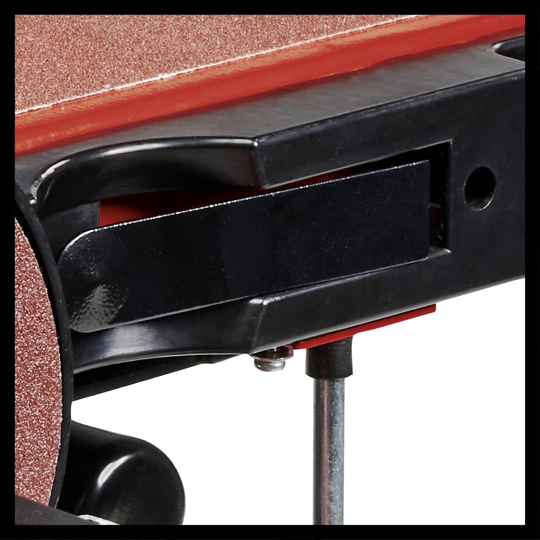 Zbliżenie paska szlifierskiego na szlifierce, ukazujące strukturę i system pasa.