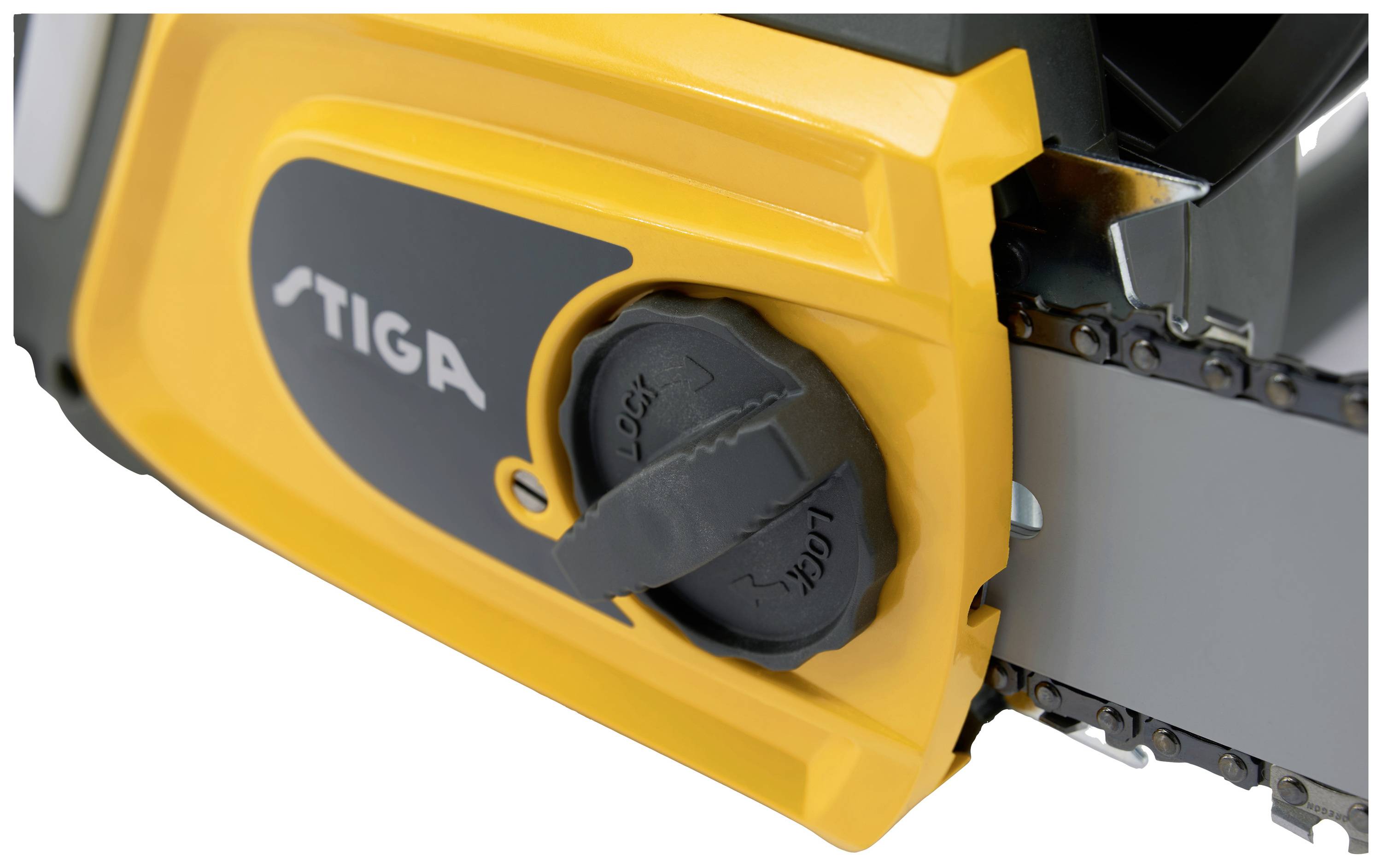 Zbliżenie żółtej części piły łańcuchowej z czarnym pokrętłem i prowadnicą łańcucha. Widoczne logo 'Stiga'.