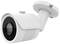 Biała kamera monitoringu o kształcie cylindrycznym z obrotowym uchwytem, odpowiednia do montażu naściennego lub sufitowego.