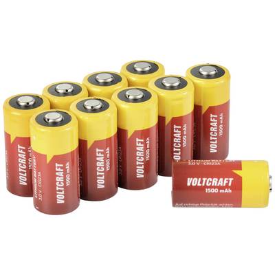 Dziewięć żółto-czerwonych baterii VOLTCRAFT, 1500 mAh, 3V CR123A, stoi pionowo, jedna leży. Prezentuje markę i specyfikacje zapotrzebowania na energię.