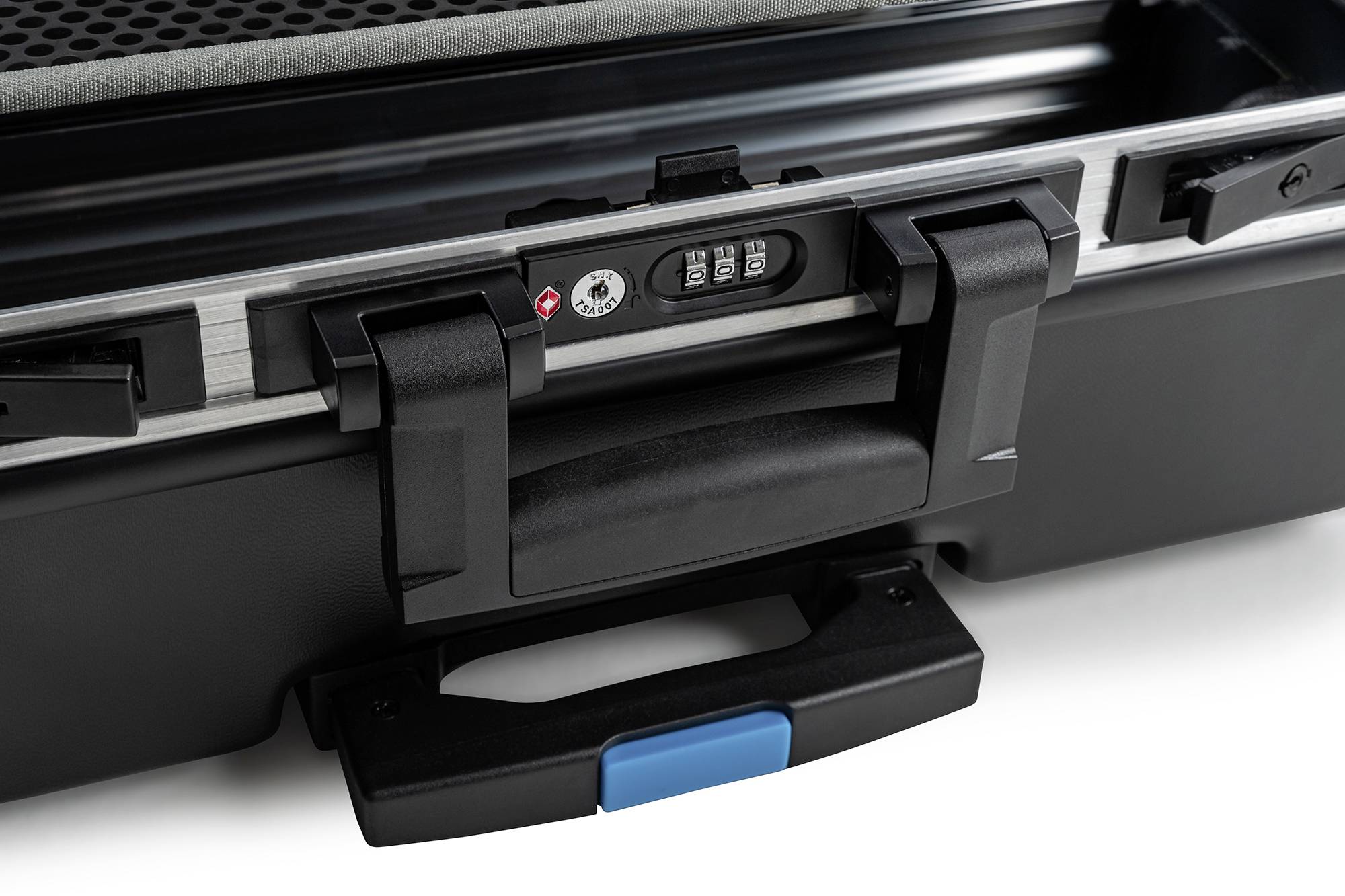 Zbliżenie czarnej walizki twardej z zamkiem szyfrowym i uchwytem, sfotografowanej na białym tle.