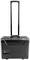 Czarny walizka na kółkach z wysuniętą rączką, odpowiednia do podróżowania.
