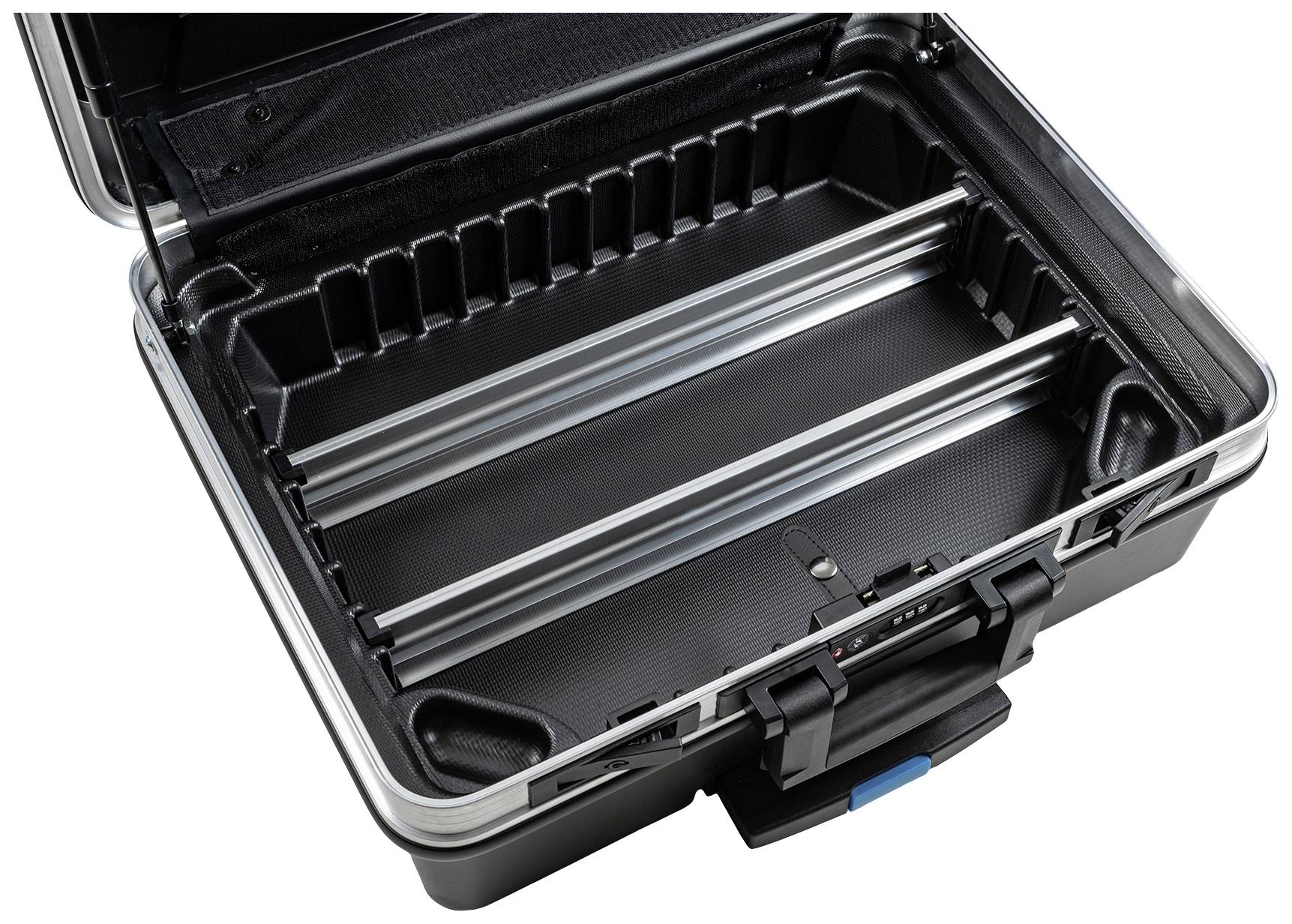 Otwarty czarny twardy kufer z srebrną krawędzią, pustymi przegródkami wewnętrznymi oraz zamkiem szyfrowym z przodu.