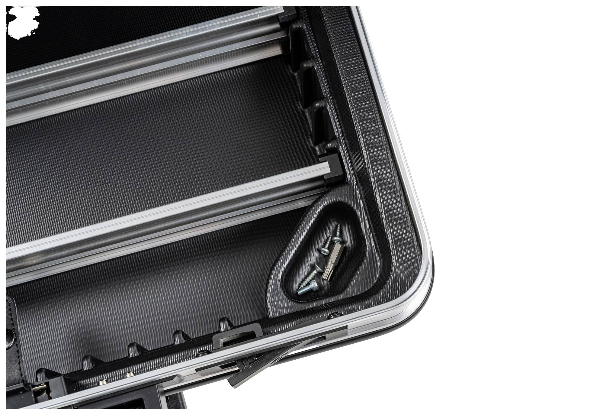 Otwarty czarny kufer na narzędzia z wieloma przegródkami, w jednej z nich znajduje się końcówka wkrętaka.