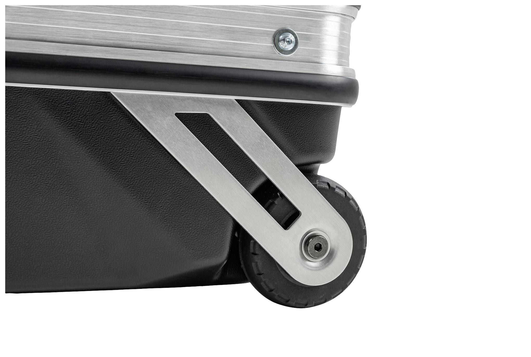 Zbliżenie na koło walizki z metalowym wspornikiem na czarnej walizce. Koło jest solidne i prezentuje nowoczesny design.