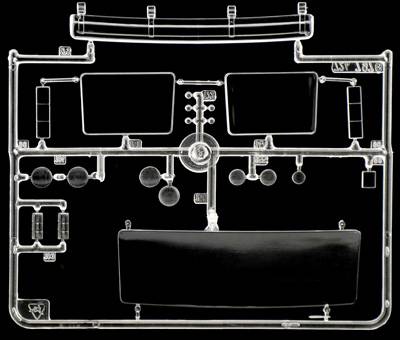 Plastikowy zestaw modelarski jednostki czołowej z różnymi elementami ułożonymi na czarnym tle.