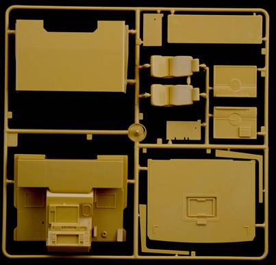 Element z tworzywa sztucznego form odlewniczej zestawu modelarskiego, składający się z kilku prostokątnych i zaokrąglonych pojedynczych elementów w kolorze żółtym.