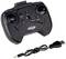 Pilot zdalnego sterowania wykonany z czarnego tworzywa sztucznego, wyposażony w dwa joysticki i kilka przycisków. Kabel USB jest przedstawiony osobno.