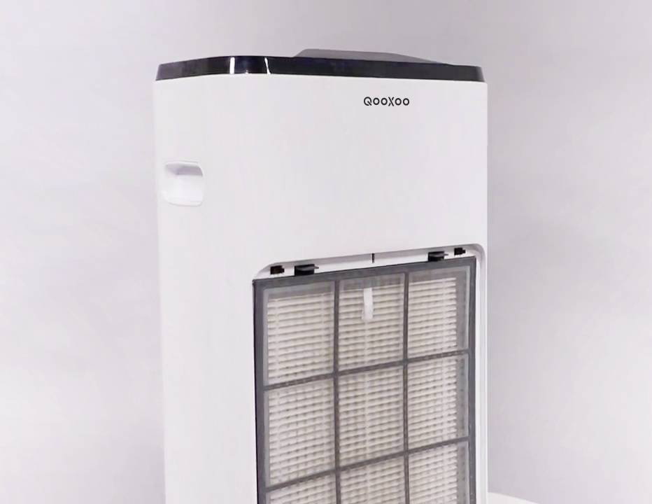 Oczyszczacz powietrza widziany z boku, prezentujący element filtracyjny. Prosty, nowoczesny design z smukłą, białą obudową.