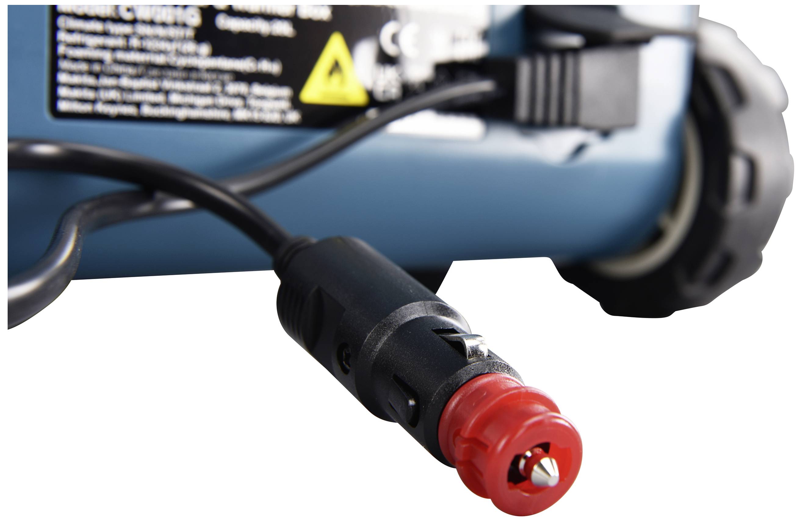 Zbliżenie elektrycznego urządzenia z przewodem i złączem. Urządzenie posiada niebieską obudowę i znajduje się w nieokreślonym otoczeniu.