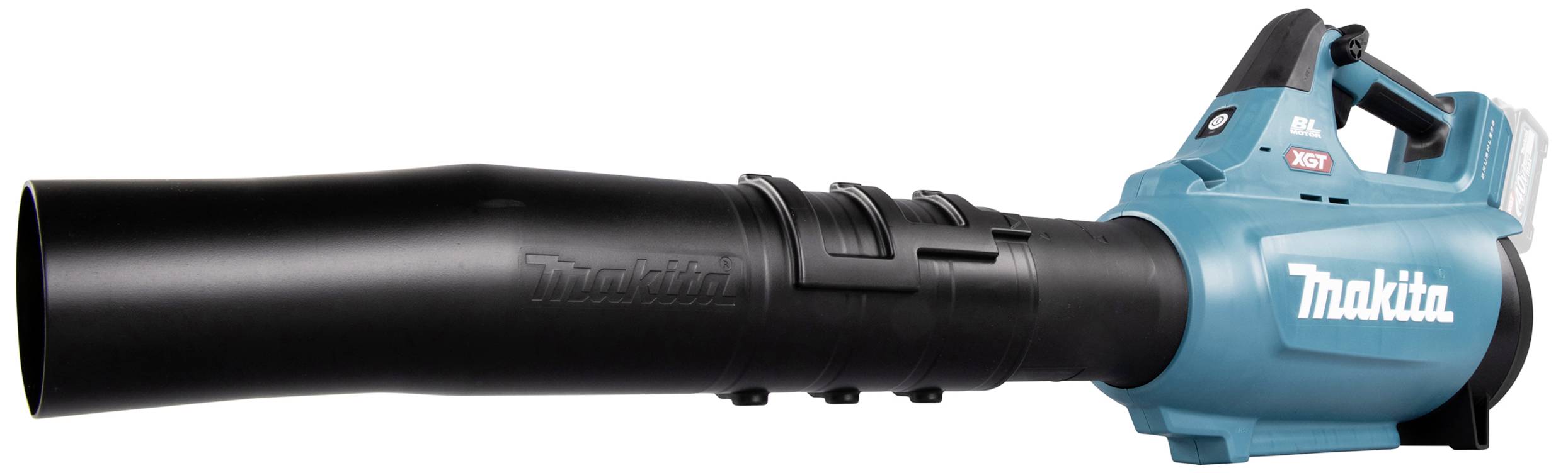 Niebieski i czarny dmuchawa do liści Makita sfotografowana z boku. Widoczny duży wylot powietrza i ergonomiczny uchwyt.