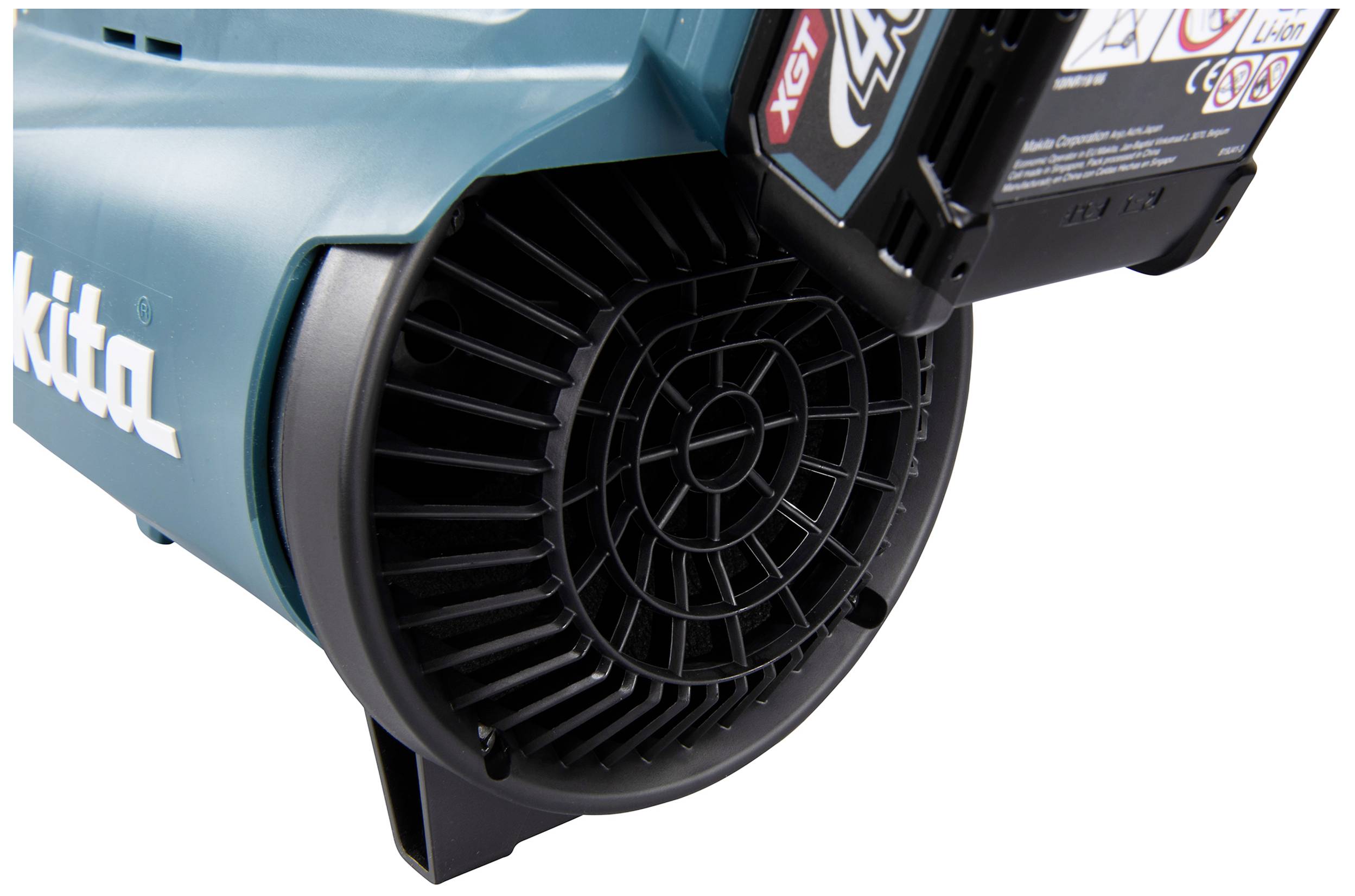 Zbliżenie niebieskiego elektrycznego wentylatora z czarną kratką wentylacyjną. Marka jest widoczna, ale nieczytelna.