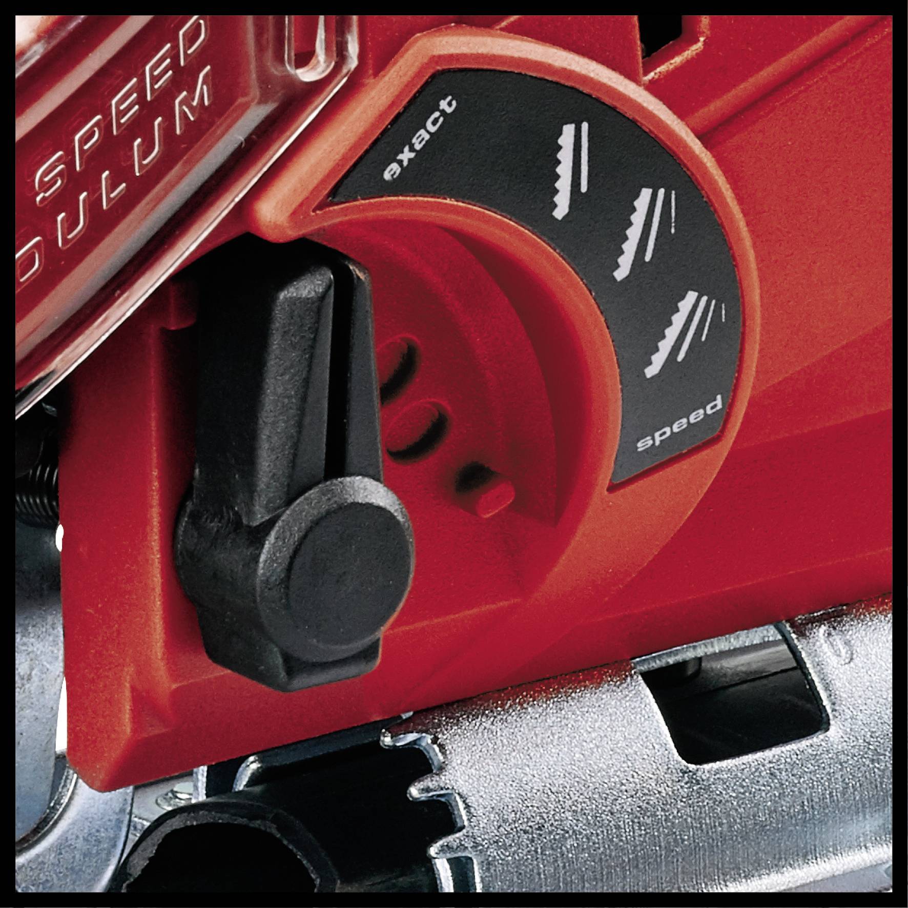 Zbliżenie czerwonej elektrycznej wyrzynarki z przełącznikiem do regulacji prędkości cięcia i ruchu brzeszczotu.