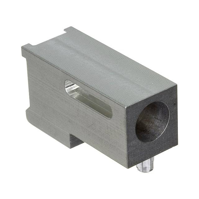 Prostokątny blok metalowy z cylindrycznym otworem po prawej stronie i prostokątnym wcięciem pośrodku na górze.
