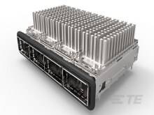 Elektroniczne urządzenie z aluminiowym radiatorem i wieloma złączami na przedniej płaszczyźnie, prawdopodobnie przeznaczone do zastosowań przemysłowych.