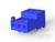 Niebieski, prostokątny wtyk z tworzywa sztucznego z trzema otworami przyłączeniowymi, przedstawiony pod lekkim skosem.