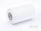 Biała rolka papieru stoi pionowo na białym tle. Rolka posiada tekturową gilzę i wydaje się być niepzapisana.