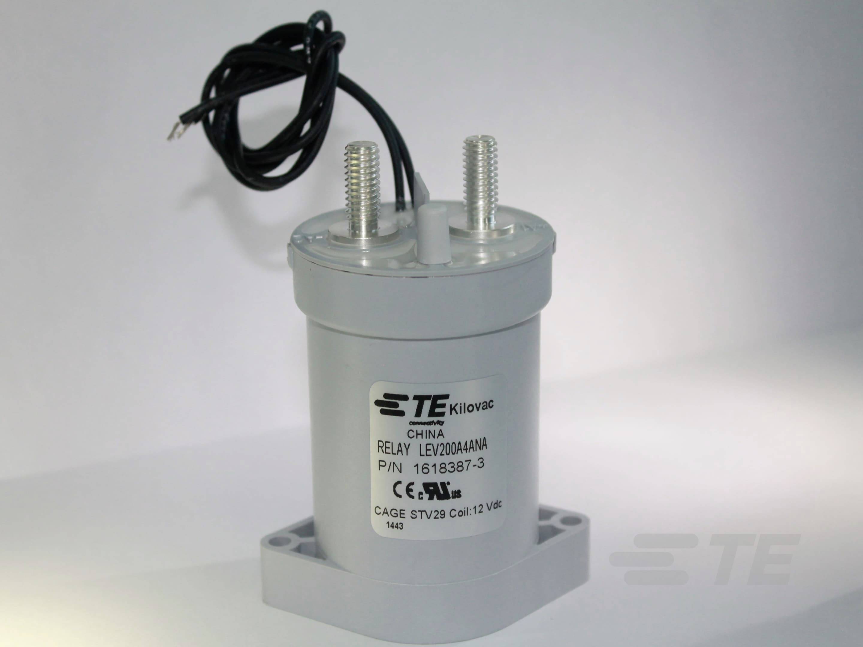 Elektyczne przekaźnik w metalowej obudowie z dwoma przyłączami górnymi. Oznaczenie: 'TE Kilovac'. Stosowany do przełączania w systemach elektrycznych.