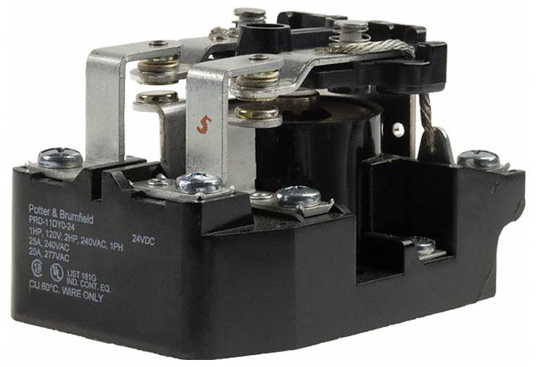 'Dziewięć różnorodnych elektromagnetycznych szpilek złączowych z różnokolorowymi paskami, wskazującymi na różne specyfikacje lub zastosowania, na białym tle.'