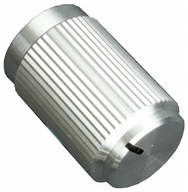 Srebrny, cylindryczny element metalowy z pionowymi rowkami, przypuszczalnie część mechaniczna, pokazana na białym tle.