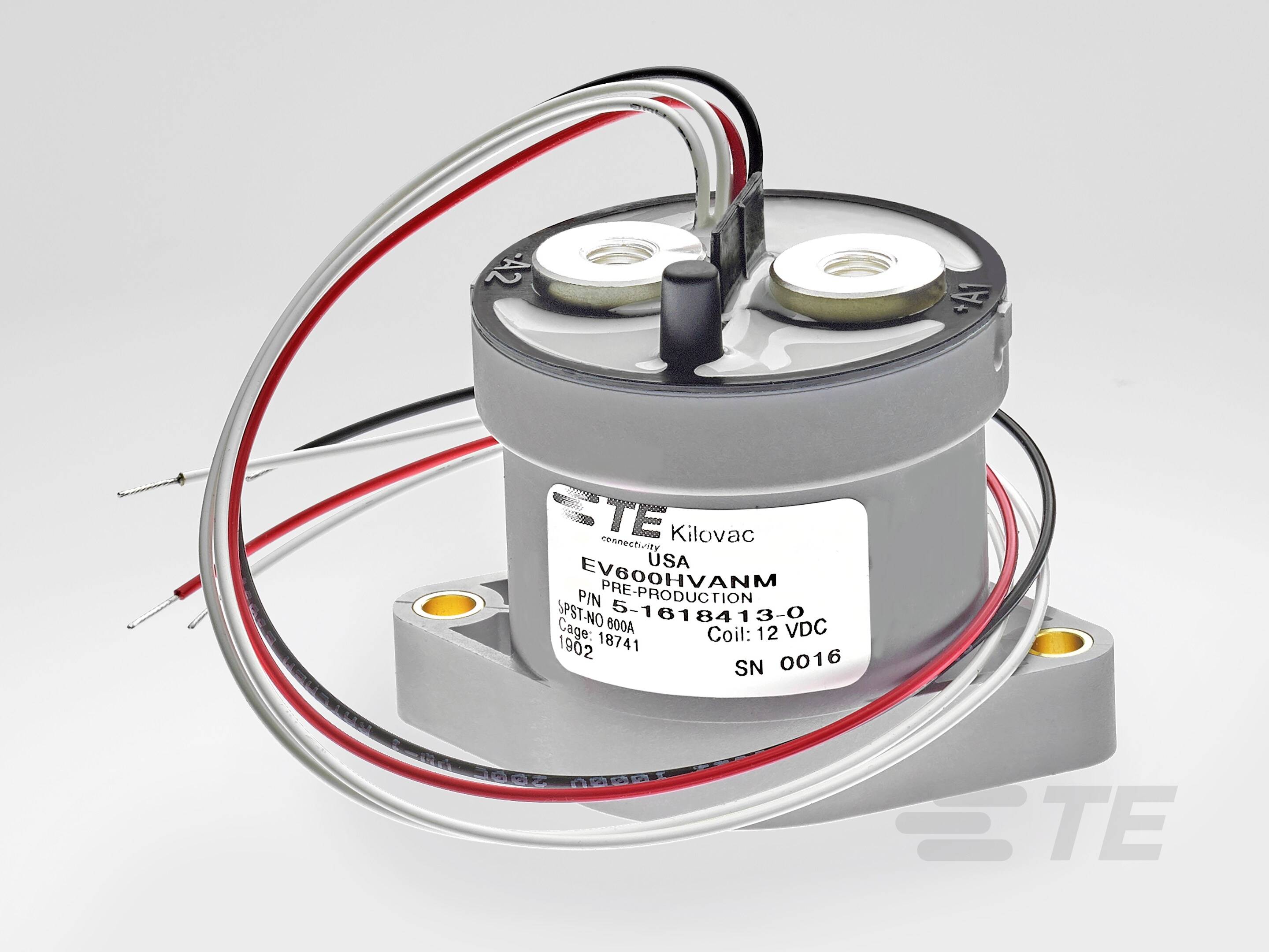 Cylindryczny element elektryczny z przewodami i oznakowaniem. Główne funkcje: EV500HVANM, napięcie stałe, numer seryjny 0016.