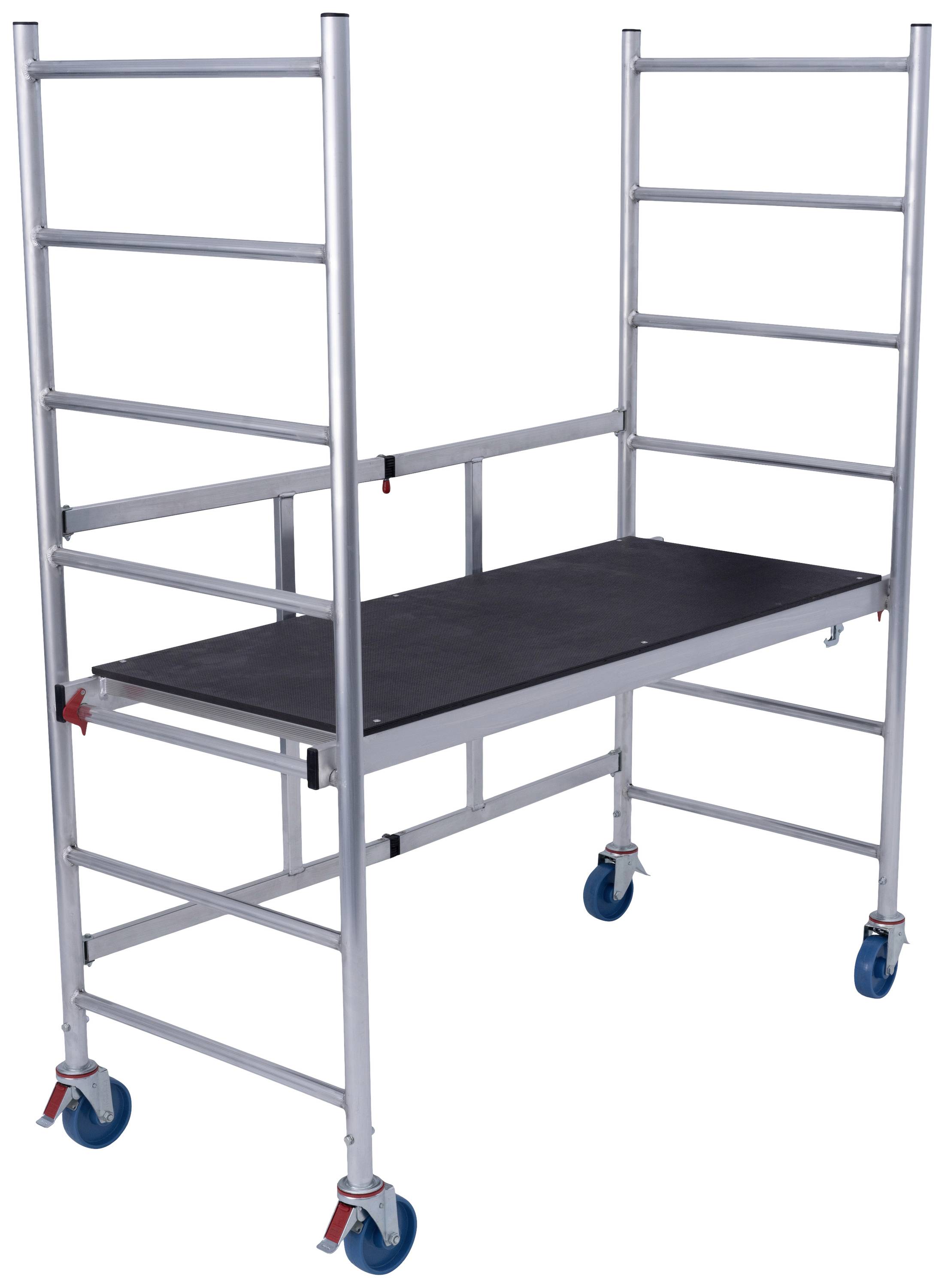 Srebrna rama rusztowania na niebieskich kółkach z czarną platformą pośrodku, odpowiednia do prac na wysokości i możliwa do przemieszczania.