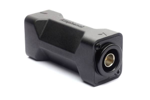 Czarny adapter audio z wtykami na obu końcach. Odpowiedni do łączenia urządzeń audio.